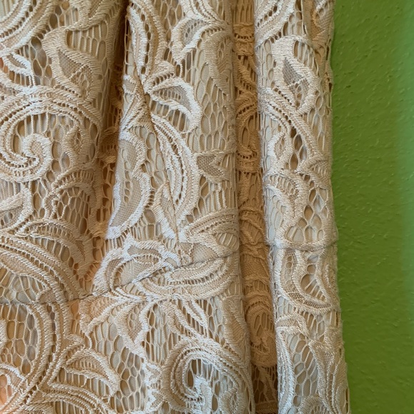 Beautiful lace dress - Picture 2 of 7